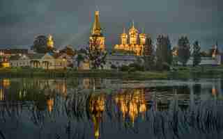 Photo une église avec un reflet d'une église dans l'eau