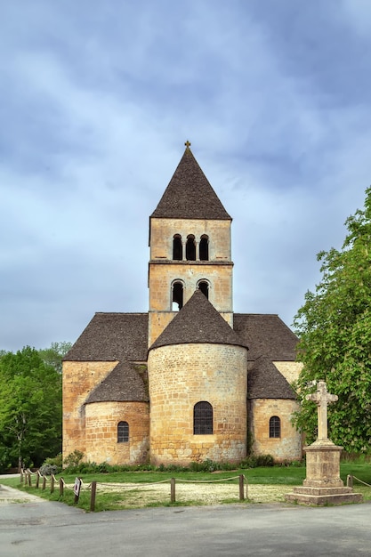 Église romane du XIIIe siècle à Saint-Leon-sur-Vézer en Dordogne, en France