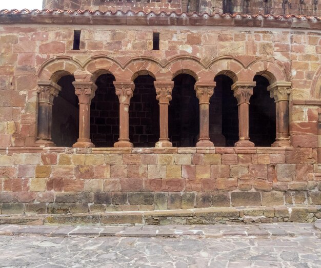 L'église romane de San Esteban Protomartir est une galerie portique du XIIe siècle.