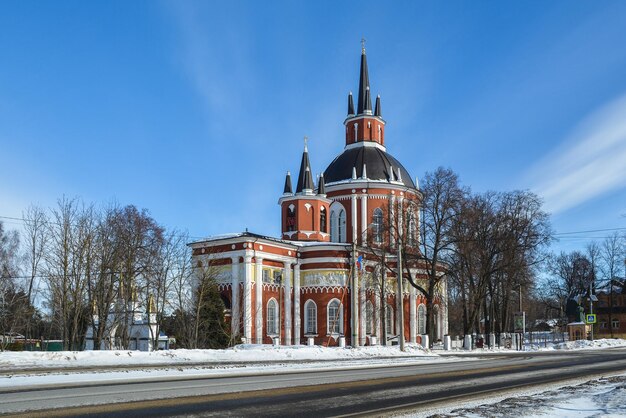 Église rurale en hiver dans les faubourgs