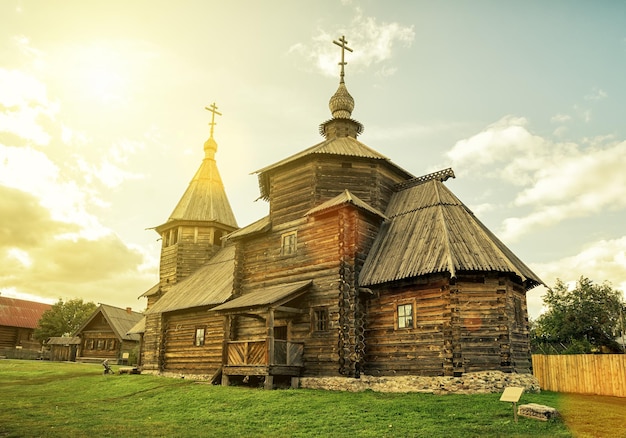 L'église russe traditionnelle en bois de Suzdal