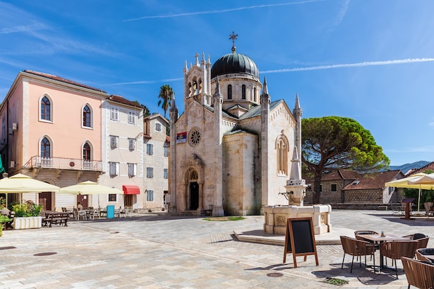 L'église Saint-Jérôme et la place de Herceg Novi au Monténégro