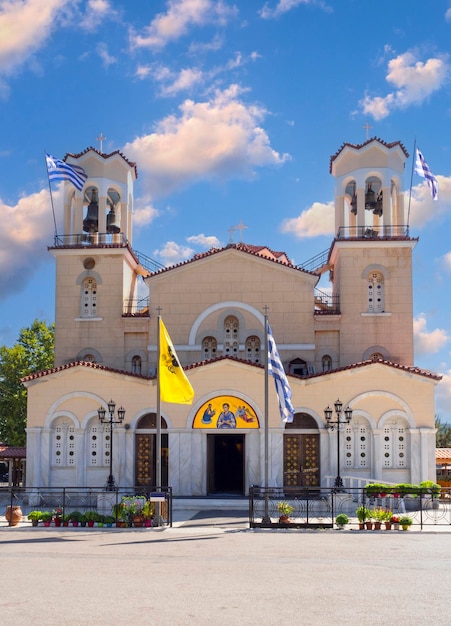 L'église de Saint John Russian sur Evia à Prokopi est un lieu de pèlerinage religieux populaire en Grèce