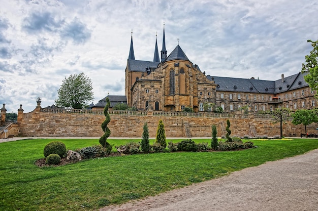 Photo Église saint-michel de bamberg en haute-franconie en allemagne. elle est aussi appelée michaelskirche. il est placé au sommet de la colline