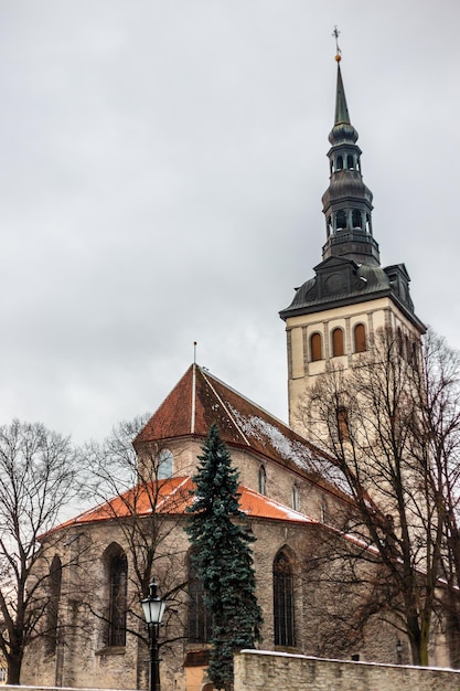 Photo Église saint nicolas dans le centre historique de tallinn estonie