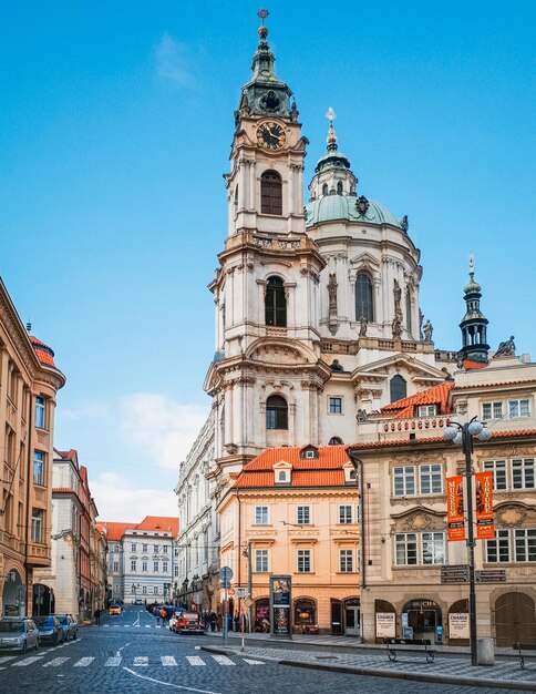 Église Saint-Nicolas sur la place de la petite ville de Prague