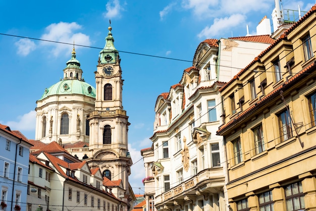 L'église Saint-Nicolas s'élevant entre les rues étroites. Prague, République Tchèque.