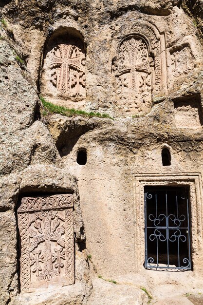 L'église de la sainte croix est creusée dans la roche.