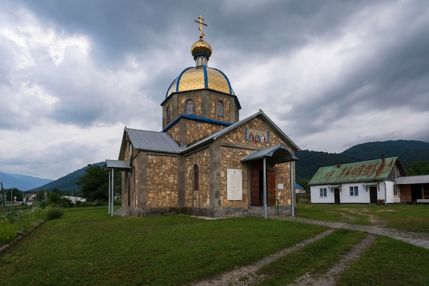 Photo Église des saints martyrs guria samon et aviva un jour d'été khamyshki adygea russie