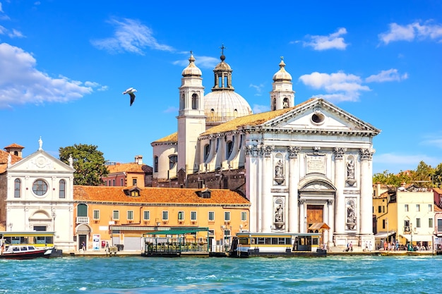 L'église de Santa Maria Assunta dans le lagon vénitien en Italie