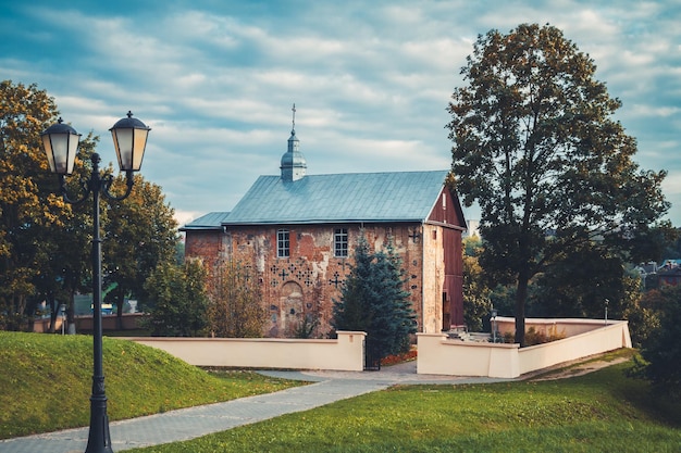 L'église St Boris et Gleb bâtiment du 12 ème siècle la ville de Grodno Bélarus paysage d'automne