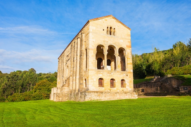 L'église de St Mary au mont Naranco ou Iglesia de Santa Maria del Naranco est une église catholique romaine d'architecture asturienne à Oviedo, dans le nord de l'Espagne