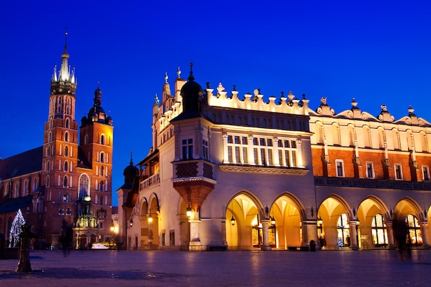 L'église St Mary à Cracovie la nuit