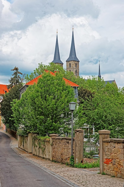 Photo Église de st michael à bamberg de haute-franconie en allemagne. elle est aussi appelée michaelskirche. il est placé au sommet de la colline