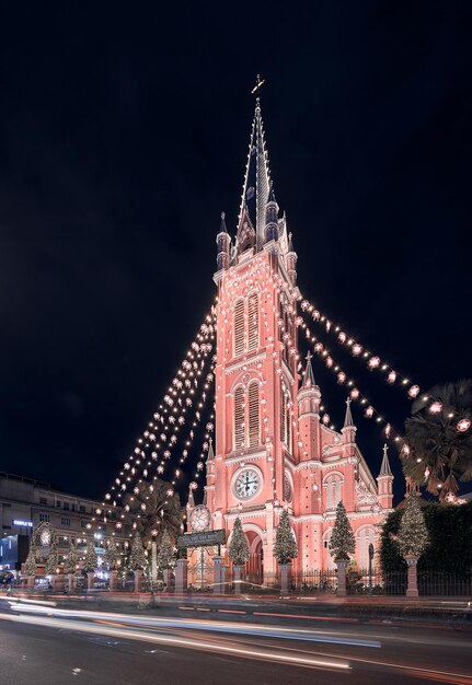 L'église de Tan Dinh, un célèbre lieu de culte par la couleur rose, a été décorée dans le concept de voyage de Noël.