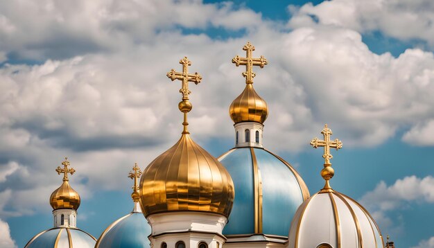 une église avec un toit doré et un ciel nuageux avec des nuages