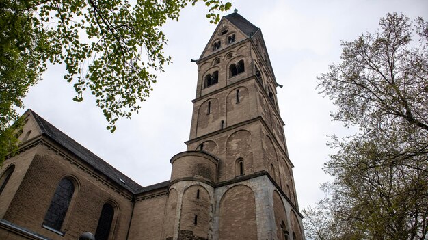 Une église avec une tour et un clocher