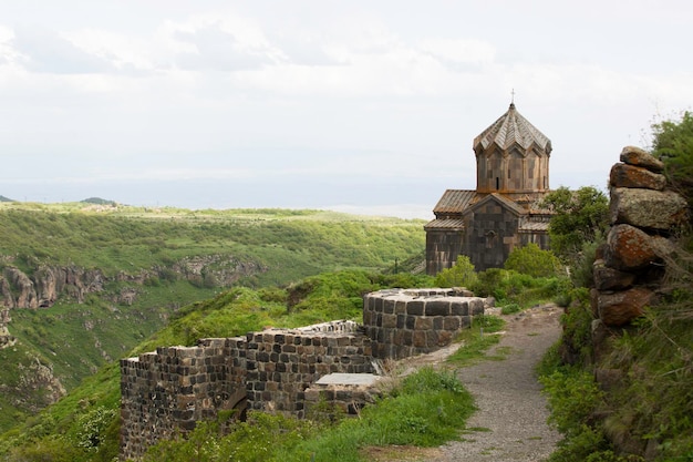 L'église Vahramashen est située sur le mont Aragats en Arménie