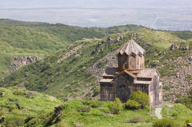 Photo l'église vahramashen est située sur le mont aragats en arménie