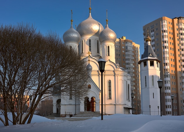 l'église de la vierge marie icône signabalatsk sur les professeurs de rue en hiver dans la neige