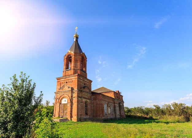 Photo Église de village rural typique avec ciel bleu et nuages l'ancienne église est située dans le village