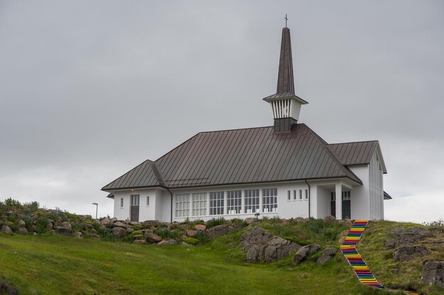 Église de la ville de Holmavik à Strandir dans la campagne islandaise