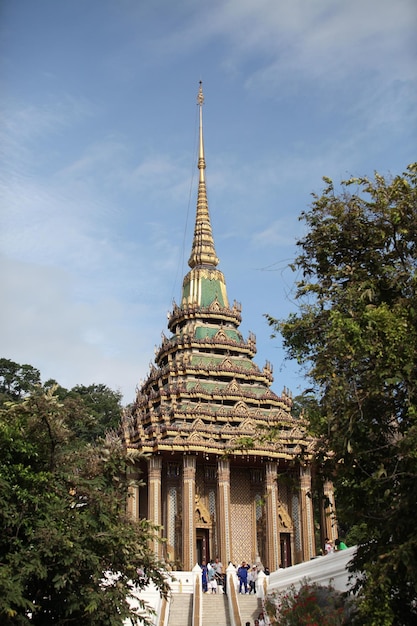 Les églises thaïlandaises sont très belles.