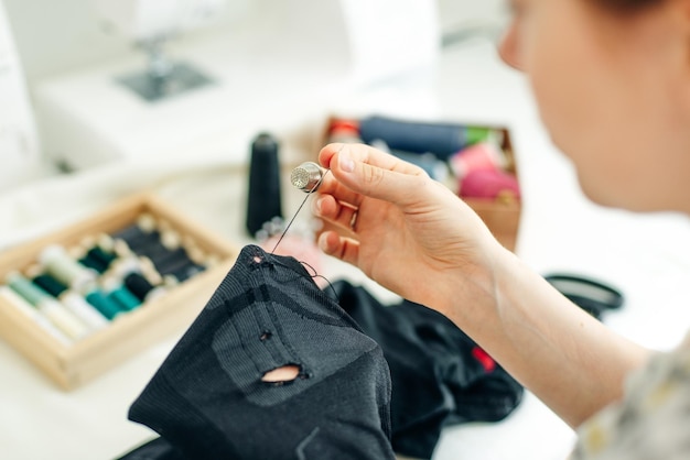 L'égout recoud le trou dans le pantalon en studio