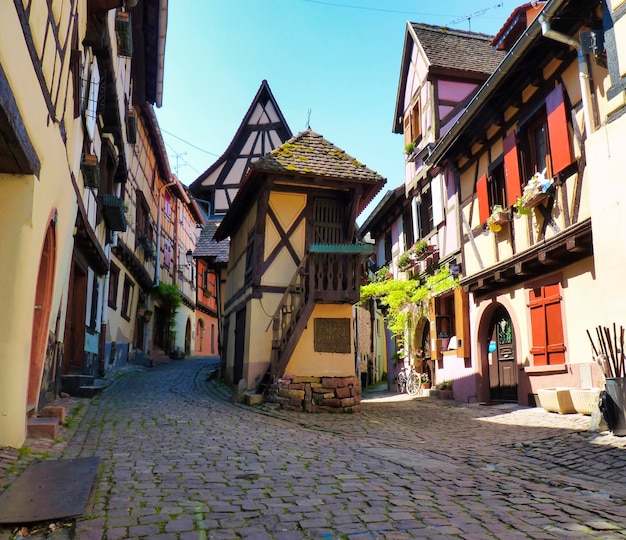 Eguisheim est une ville fortifiée circulaire donc ses rues sont disposées en cercles concentriques Alsace France