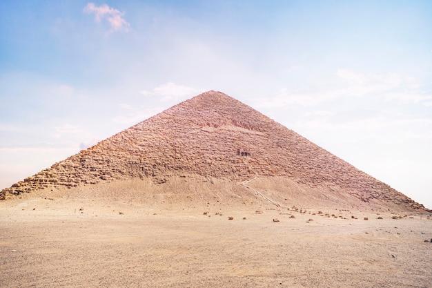 Egypte. Dahchour ou Dashur. La pyramide rouge du pharaon Sneferu et fragment de la pyramide courbée avec conservé de son boîtier en calcaire d'origine