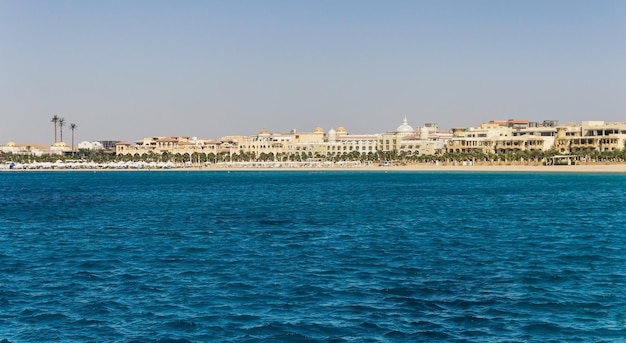 Egypte Hurghada Paysage de la ligne d'horizon de la mer vidneetsya avec l'hôtel