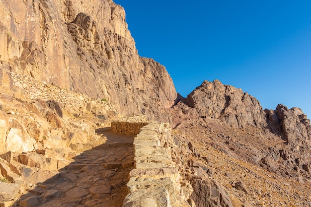 Egypte, sentier vers le mont Moïse par une belle journée ensoleillée, vue sur la montagne