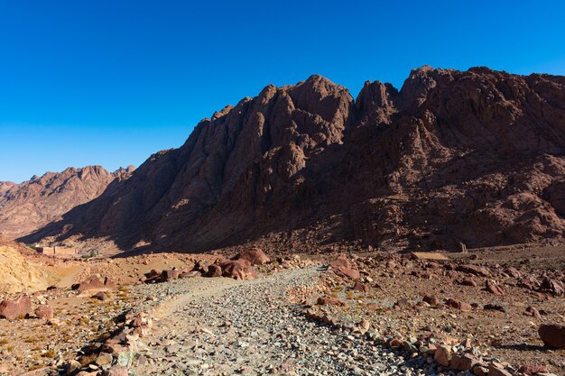 Egypte, sentier vers le mont Moïse par une belle journée ensoleillée, vue sur la montagne