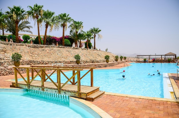 EGYPTE SHARM EL SHEIKH Visiteurs au repos dans la piscine de l'hôtel
