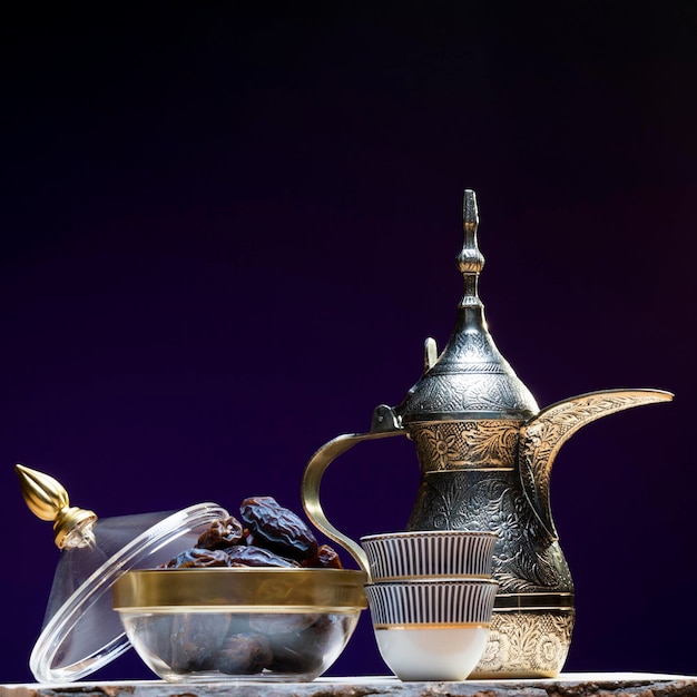 Eid et Ramadan avec café arabe et dates sur fond sombre