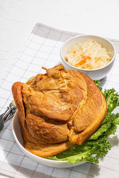 Photo eisbein de jarret de porc fumé de l'oktoberfest avec du chou aigre fermenté de la nourriture du festival allemand