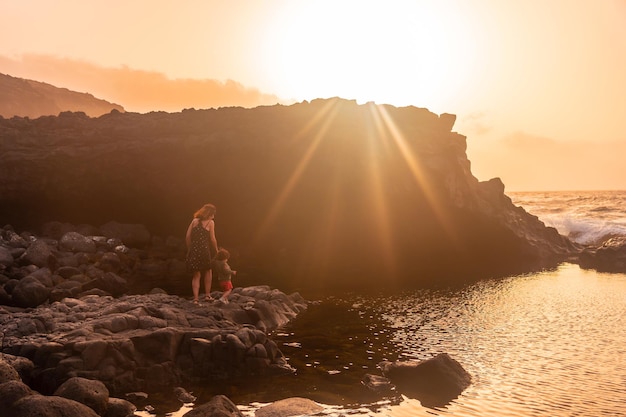 El Hierro Island Canaries une famille profitant de la piscine naturelle de Charco Azul au coucher du soleil