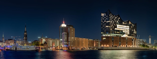 L'Elbphilharmonie à Hambourg la nuit