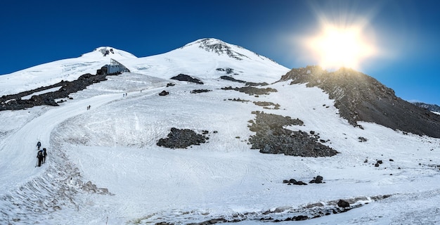 Elbrus, la plus haute montagne d'Europe, temps clair, sommets enneigés, beau panorama de montagnes contre un ciel bleu vif, alpinisme, randonnée et alpinisme