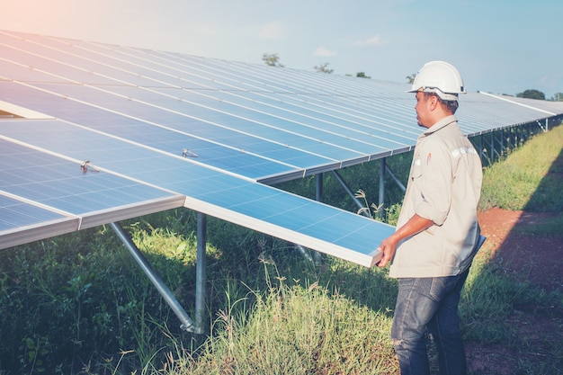 électricien échangeant le panneau solaire avec la chute de tension de panneau solaire