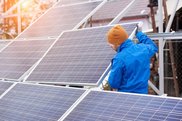 électricien travaillant avec des panneaux solaires