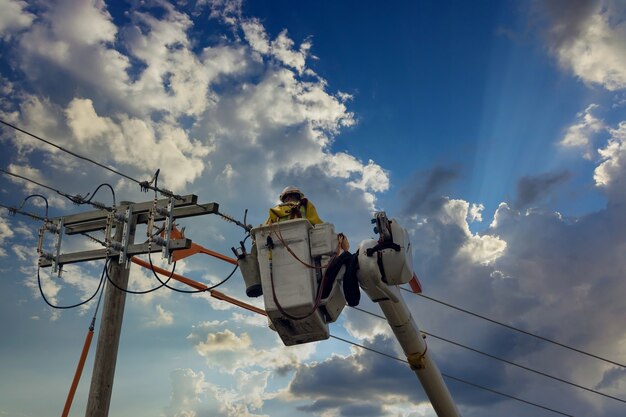 Un électricien vérifie un problème avec une ligne électrique après une tornade