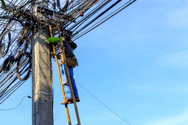 électriciens remplaçant le câble secteur haute tension