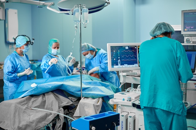 Photo Électrocardiogramme en chirurgie hospitalière opérant une salle d'urgence montrant la fréquence cardiaque du patient