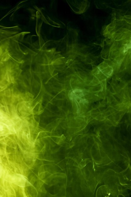 L'élégance éthérée la fumée verte mystique dansant contre une toile noire