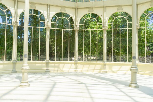 L'élégance historique du Retiro de Madrid et sa merveille architecturale en cristal