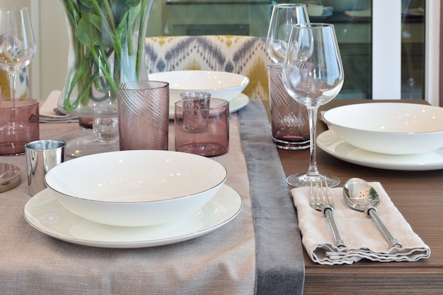 Photo Élégance à manger sur une table en bois