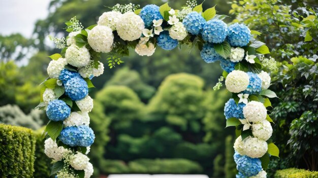 Photo elegant arc de mariage bleu et blanc avec décor floral