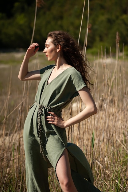 Photo Élégant attrayant femme souriante mince sur la plage en été style tendance de la mode tenue insouciante et hap