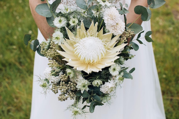 Elégant bouquet blanc de protea pour la mariée